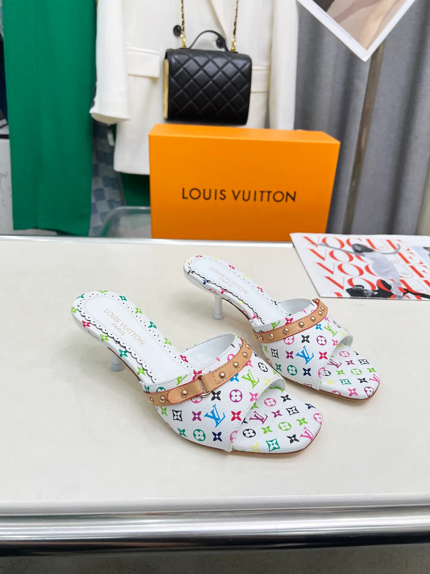 👟👟Ex-factory price 440👟👟 LV new denim kitten heel slippers 2025 summer must-have for goddesses, original replica, super comfortable on the feet. Show off the queen's temperament, the heel height is 5.5CM, which shows your temperament without being tiring. Standard code: 35-42 (41 and 42 codes are customized, non-returnable and non-exchangeable)